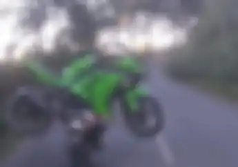 Viral Honda GL Pro Gendong Ninja 250 FI dan CBR150R di Bromo, Segini Tarif Angkutnya