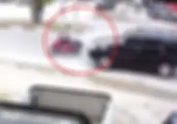 Video Detik-detik Pengendara Honda Scoopy Terlempar dari Motor Setelah Ditabrak Fortuner Saat Putar Balik