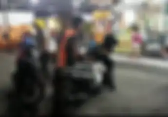 Valet Parkir Mas Nyono Manjakan Pemilik Motor Tarifnya Cuma Rp 1.000