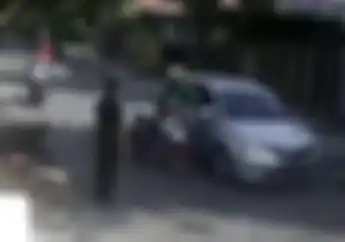 Brutal! Gara-gara Kaget Oknum Driver Ojol Tonjok Pengendara Mobil Berkali-kali, Korban Terkapar