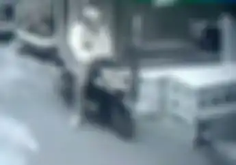 Gokil Banget! Video Oknum Ojol Maling Motor Dua Hari Beruntun di Tempat Yang Sama