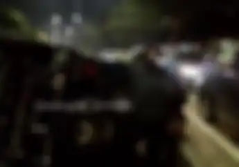 Pasar Rumput Macet, Jeep Rubicon Terbalik Kejar Yamaha NMAX, Batu Berserakan di Jalanan