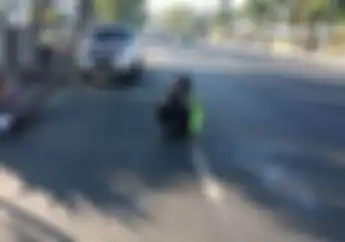 Miris, Niat Hindari Penyeberang Jalan, Pemotor Oleng Sampai Hantam Mobil