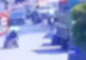 Ngeri, Video Detik-detik Pemotor Seruduk Polisi Yang Sedang Operasi Penertiban Pajak