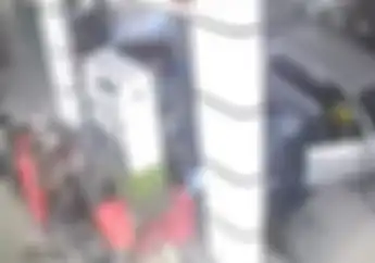 Video Detik-detik Mobil Hilang Kendali Hantam Keras Pom Bensin, Pemotor Menjerit Kesakitan