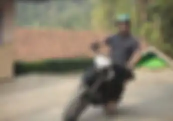 Ada Yang Aneh Gak? Video Gubernur Jawa Barat Ridwan Kamil Saat Ngegas Supermoto