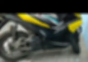 Aneh Banget, Pemotor Gak Sadar Knalpot Yamaha Aerox Copot, Netizen Ikut Kebingungan