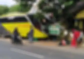 Dasar Emak-emak Bikin Bingung Akibatnya Bus Serudug Rumah Dan Tiang Listrik