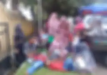 Debt Colector  Rampas Mobil Rombongan Pengantin, Pengantar Telantar Anak Kecil Tertidur di Rumput