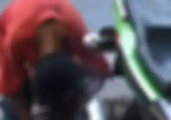 Wadaw, Bukan Pakai Hair Dryer, Bocah Ini Pakai Asap Knalpot Motor Buat Mengeringkan Rambut