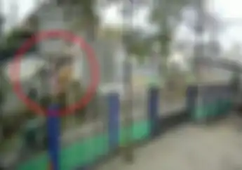 Ngilu! Video Detik-detik Pemotor Pindah Jalur Dihantam Truk dari Belakang Sampai Terguling