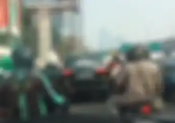 Video Seorang Pria Tinggalkan Motor di Pinggir Jalan, Bantu Selamatkan Nyawa Perempuan di Ambulans