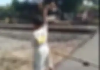 Manfaatkan Libur Sekolah, Bocah SD Selamatkan Nyawa Para Pemotor Pakai Sebatang Bambu