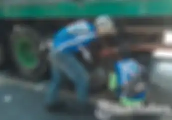 Tragis, Pemotor Wanita Bonceng Tiga, Semuanya Tewas Terlindas Truk Kontainer