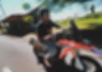 Ekspresi Kocak Tora Sudiro Naik Honda CRF 250 Rally Trabasan di Pemalang, Badan Sampai Menggigil