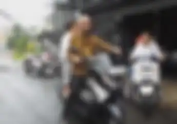 Naik Yamaha NMAX Ahmad Dani Ngebonceng Cewek Cantik, Mulan Bukan Ya?
