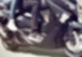Street Manners:  Amankah Naik Motor Pakai Sepatu Sneakers? Ini Penjelasannya