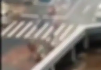 Merinding Video Puluhan Motor dan Mobil Tiba-tiba Hilang di Jembatan