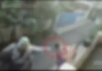 Video Detik-detik Pemotor Jambret Kalung, Ibu dan Anak Balita Sampai Terjungkal ke Belakang