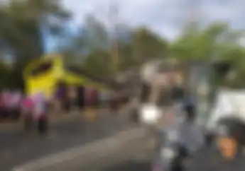 Video Situbondo Gempar! Mobil Ertiga Remuk, L300 Lepas Box, Bis 1 Terperosok Bis 2 Robek Bodi,  Truk Terbalik dan Colt Diesel Terguling