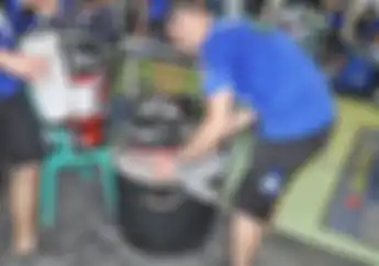Bukan Cuma Air Minum, Bensin Motor MXGP Juga Direndam di Es Batu!