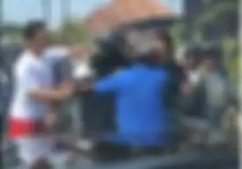 Terungkap Fakta Video Pria Pukul Pemotor dan Tersungkur Usai Dibalas Hantaman Helm, Warga Kewalahan
