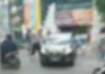 Mencekam, Polisi Diserang Pakai Pisau Saat Penangkapan Maling Mobil di Banyuwangi, Pemotor Ketakutan