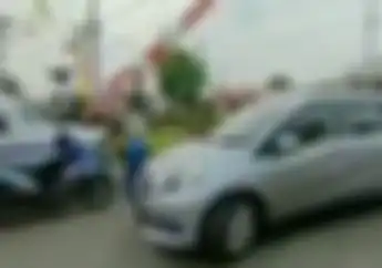 Palang Rel Kereta Api Diangkat, Pemotor Honda BeAT Selamatkan Nyawa Pengendara Mobil yang Terjebak