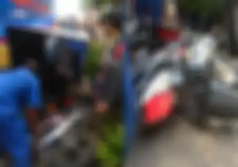 Video Supir Bis Dipukul dan Dikepung Warga, Ngeblong di Lampu Merah Motor Terseret 25 Meter dan Masuk UGD