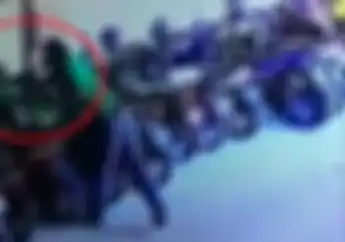 Lihat Parkiran Sepi,  Driver Ojol Tukar Helmnya dengan Milik Ojol Lain, Pelat Nomor Terekam CCTV