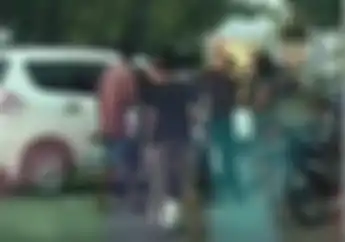 Jalanan Mendadak Macet, Pemotor dan Pengendara Mobil Terlibat Duel, Dua Perempuan Histeris