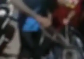 Warga Histeris Ketakutan, Video Penangkapan Ular di Bagasi Motor,  Netizen Malah Komentar Begini