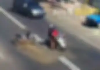 Menyalip Sembarangan, Pemotor Honda Vario Terjatuh dan Tabrak Yamaha NMAX yang Mau Belok