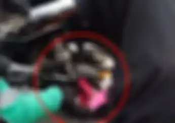 Kejadian Lagi, Video Penumpang Terjun ke Aspal, Driver Ojol Susah Payah Memotong Kain