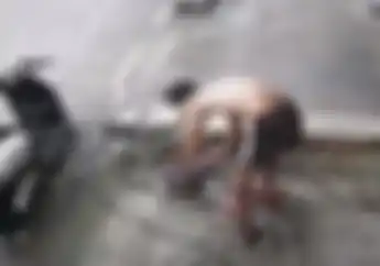 Video Detik-detik Pria Tersengat Listrik Alat Pencuci Motor, Berjuang Hidup dengan Sisa Tenaga