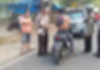 Video Pilih Ditembak Daripada Ditilang Polisi, Pria Ini Ngamuk Buka Baju Dan Banting-Banting Helm