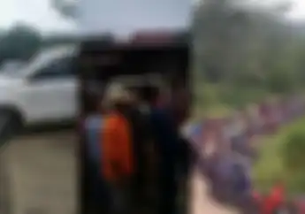 Nyenggol Ibu-ibu Bermotor Dikira Maling, Mobil Minibus Bawa Pasien Mau Operasi Rusak Parah Dihajar Warga
