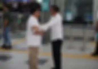 Jokowi dan Prabowo Ketemu, Seorang Cewek  Muda Teriak Minta Motor