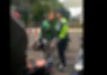 Kasar! Driver Ojol Maki Satpam Dengan Kata Binatang Dan Nunjuk-nunjuk Keras, Ada Videonya