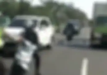 Kaget Razia, Pemotor Nyaris Nyenggol Mobil Mau Nabrak Polisi Akhirnya Jatuh dan Pura-pura Pingsan
