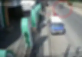 Ngeri, Video Pemotor Adu Banteng Gara-gara Tersangkut Benang Layangan