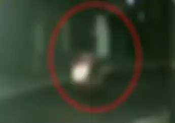 Merinding,  Video Pemotor Terekam Kamera CCTV Bonceng Pocong, Satpam Komplek Kocar-kacir