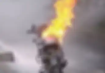 Street Manners: Bukan Teriak, Ini 5 Langkah Jika Ada Motor Terbakar di Tengah Jalan