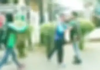 Dua Driver Ojol Bentrok di Parkiran, Kesal Nunggu Order Makanan Lama, Kursi Ditendang   