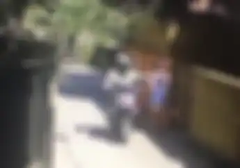 Ini Video Bule Pakain Mini Diraba Dadanya Oleh Guru Olahraga Sambil Naik Yamaha NMAX