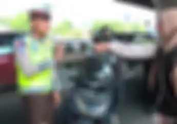 Gak Mau Ditilang Ibu Muda Bentak Polisi Pukul Helm dan Telepon Ibunya Yang Teman Kapolri 