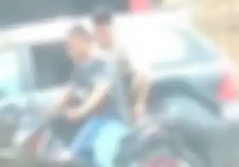 Video Detik-detik Pemotor Pura-pura Berhenti di Pinggir Jalan, Sekali Lempar Koper Melayang