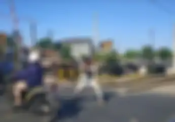 Jangan Terobos Pelintasan Kereta di Bekasi, Tetap Nekat Siap Kena Jurus Silat Pria Ini