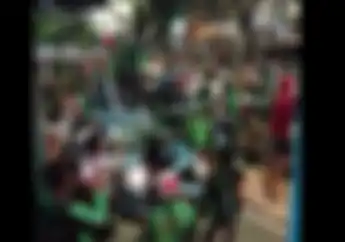 Taksi Diinjak-injak Ratusan Ojek Online Mengamuk Kaca Pecah, Bemper Lepas dan Rusak-rusak