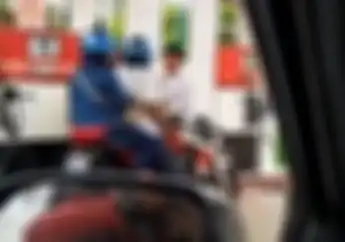Jorok di SPBU Cowok Cewek Goyang Di Atas Motor Sampe Muncrat 